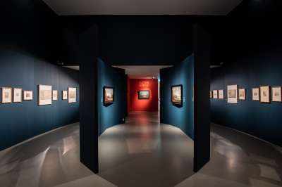 Expo: De Ommuurde Stad - R. De Selby